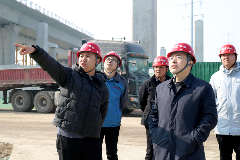 公司黨委書記、董事長錢申春到繁華大道橋項目節日慰問 (2)