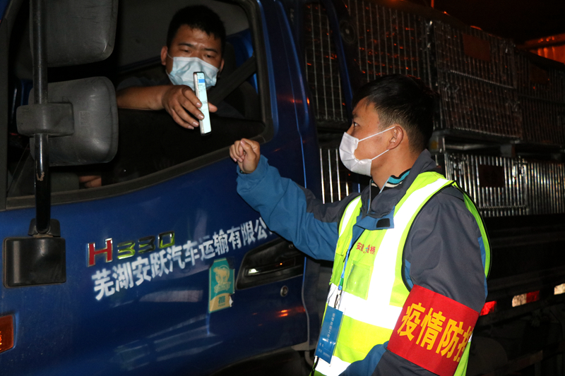 新一輪疫情發(fā)生后，安徽路橋迅速行動，組織全體職工和勞務(wù)工人進行全員核算檢測，筑牢疫情防控第一道防線。此外，還積極投身屬地疫情防控，踐行國企擔(dān)當。