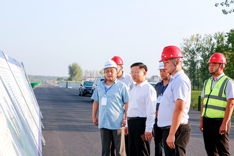 六安市交通運輸局黨組書記、局長朱宏赴S244-03標(biāo)調(diào)研指導(dǎo)工作 (2)